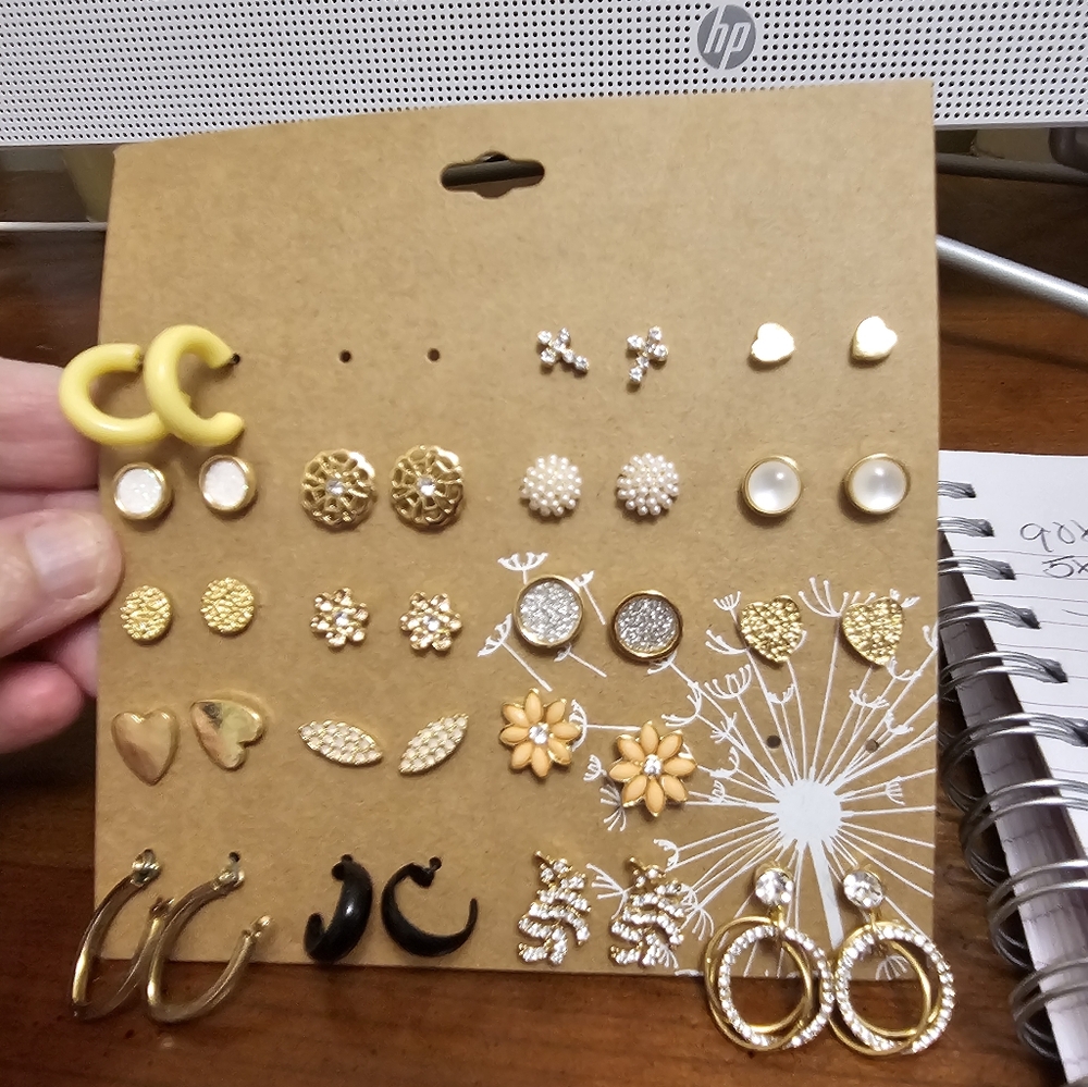 EARRINGS LOT OF 18 PAIRS